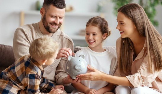 Familie mit Sparschwein